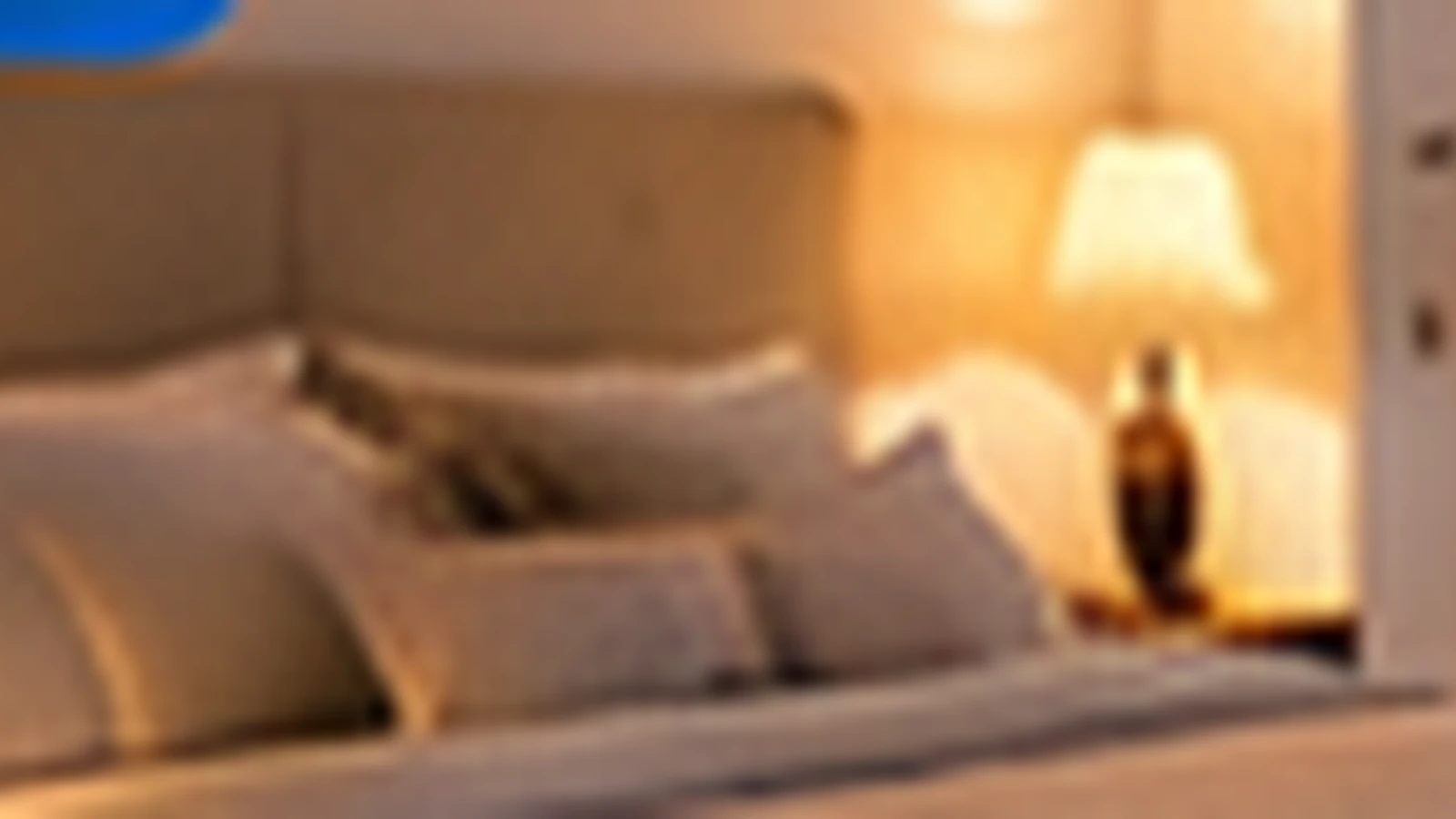 Chambre chaleureuse avec éclairage de chevet et lumière indirecte