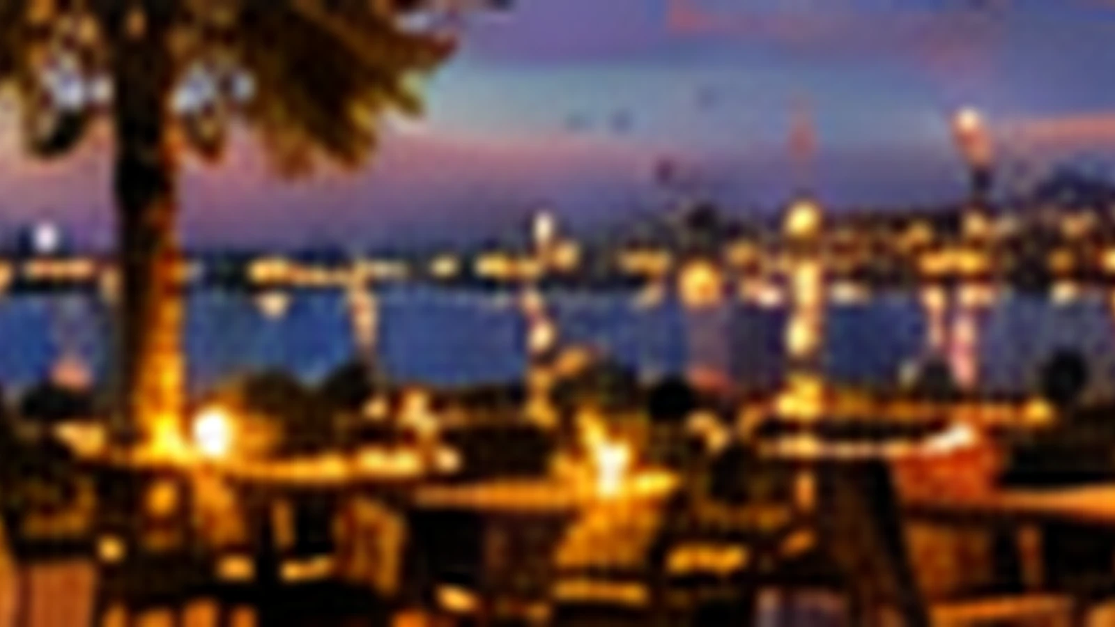 Restaurant en terrasse éclairé le soir dans une ambiance méditerranéenne