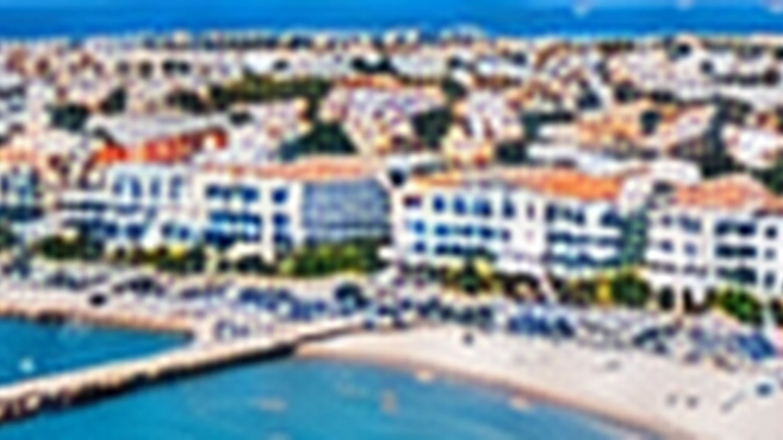 Vue aérienne du littoral et des résidences du Grau-du-Roi
