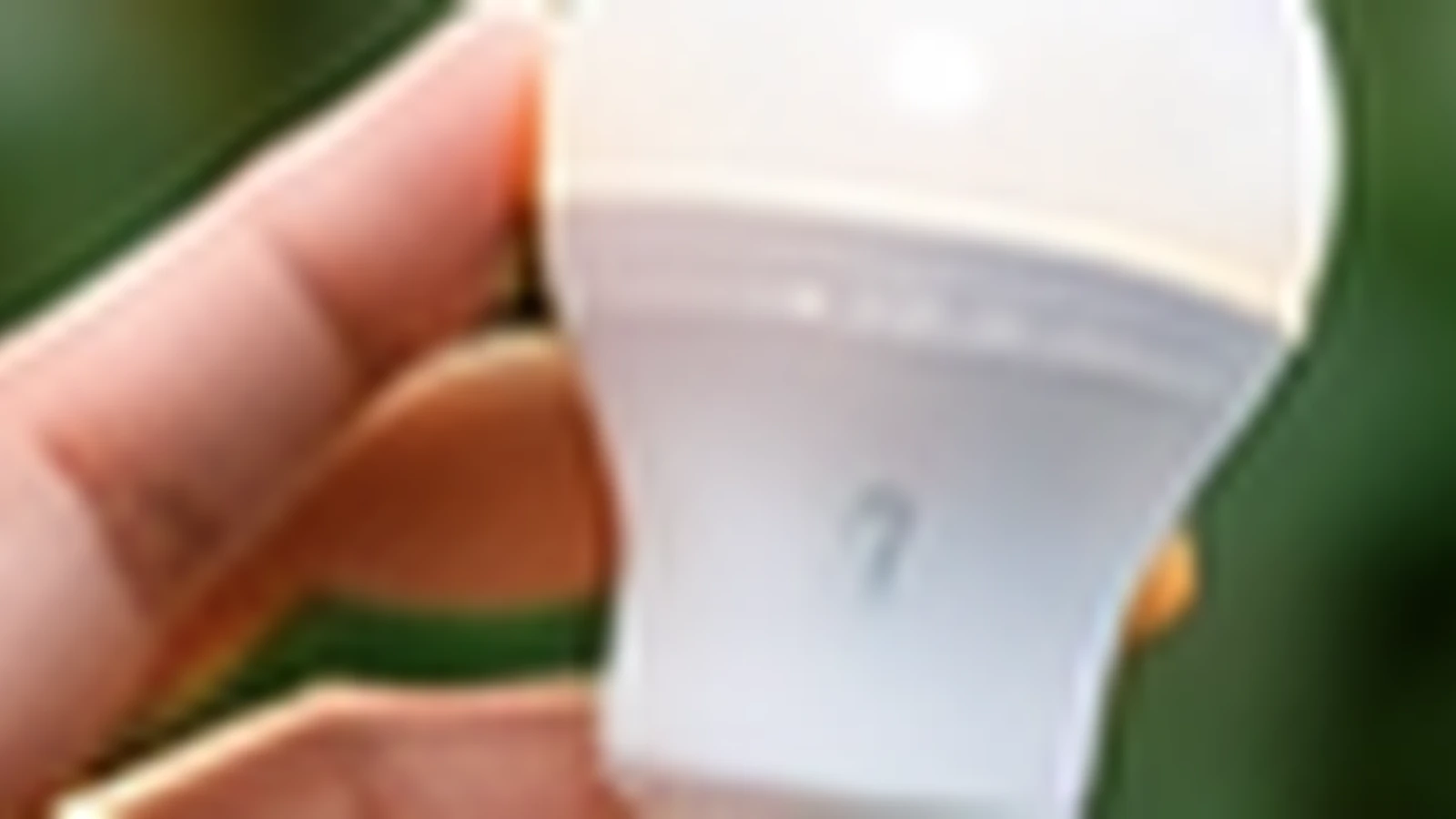 Ampoule LED tenue à la main avec un fond lumineux doux